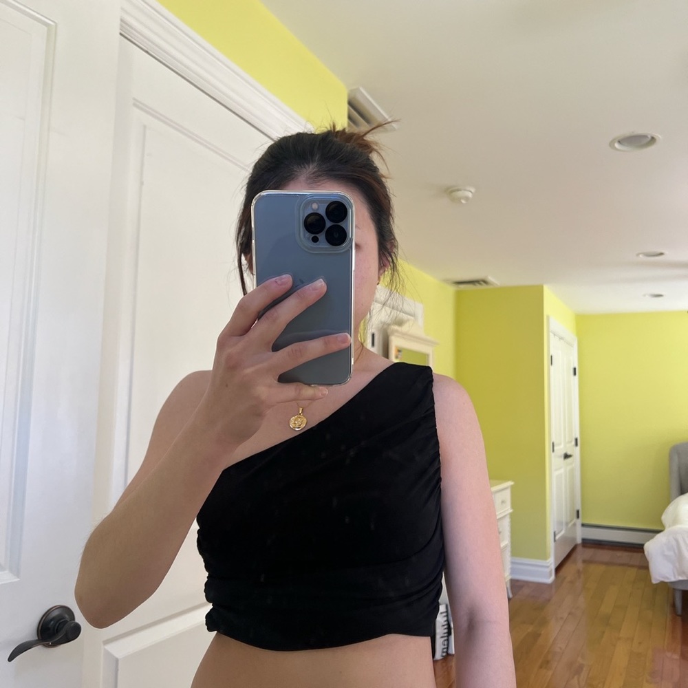 One shoulder top